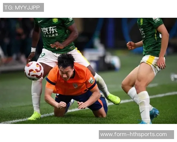 冬训季节北京国安新帅汉斯与罗德里戈携手出征球迷热情分享照片